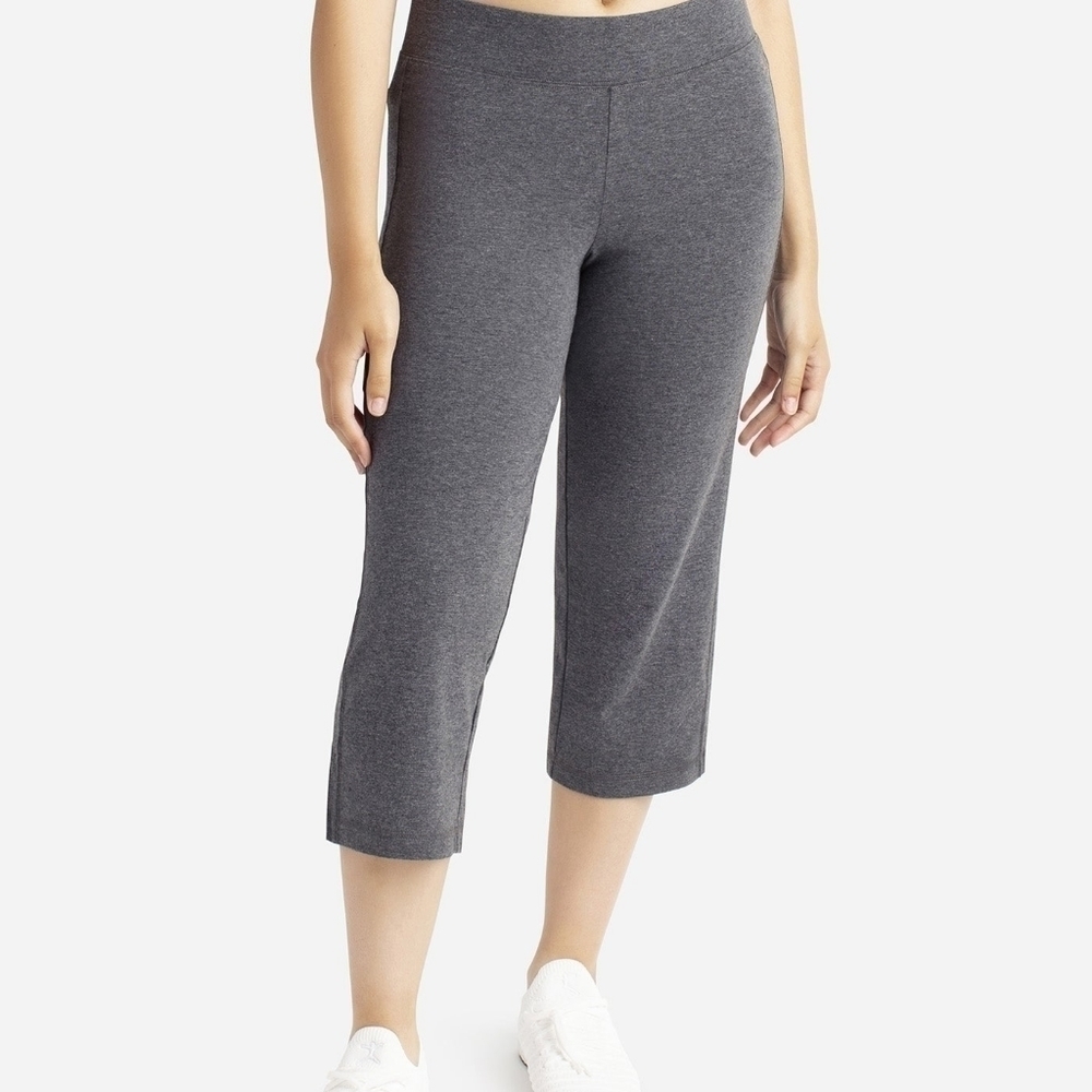 Danskin Woman's everyday basic Capri pants, size medium, charcoal grey